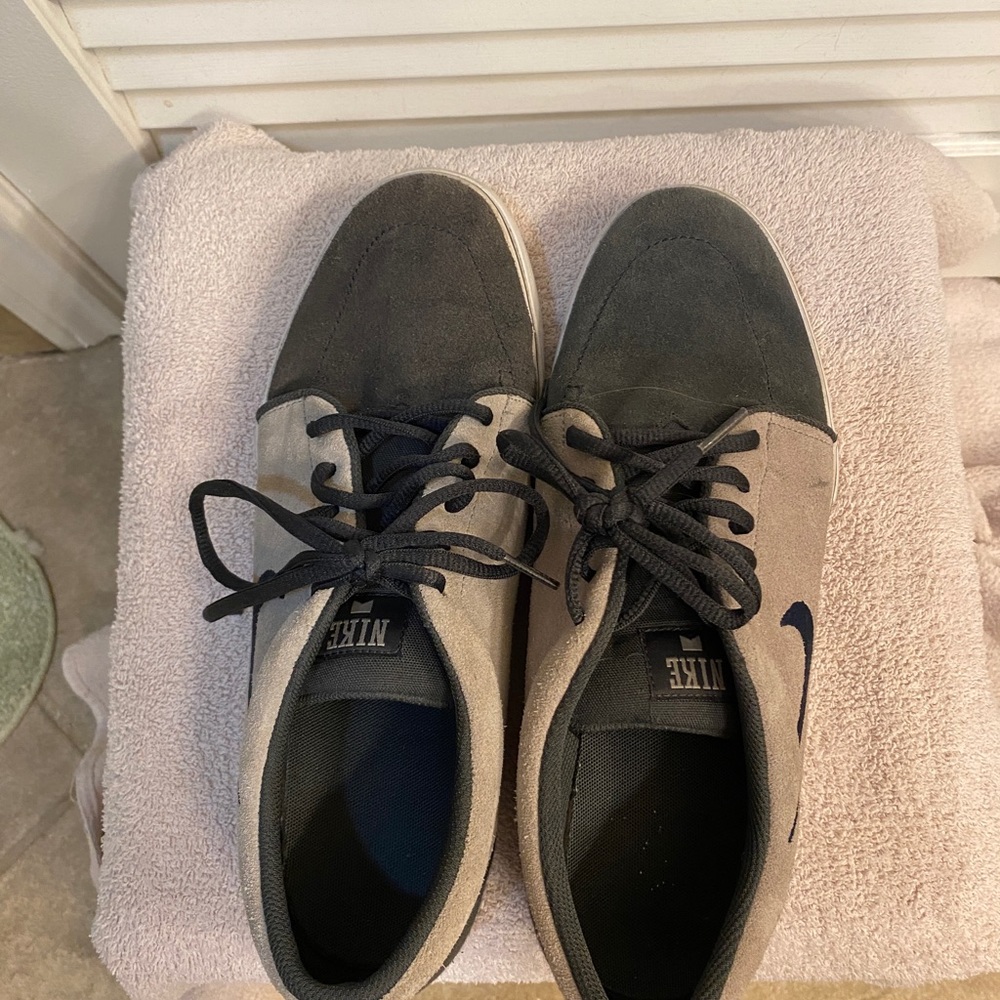 Men’s Nike Tennis Shoes; Excellent Condition; Size 11 - Picture 4 of 8